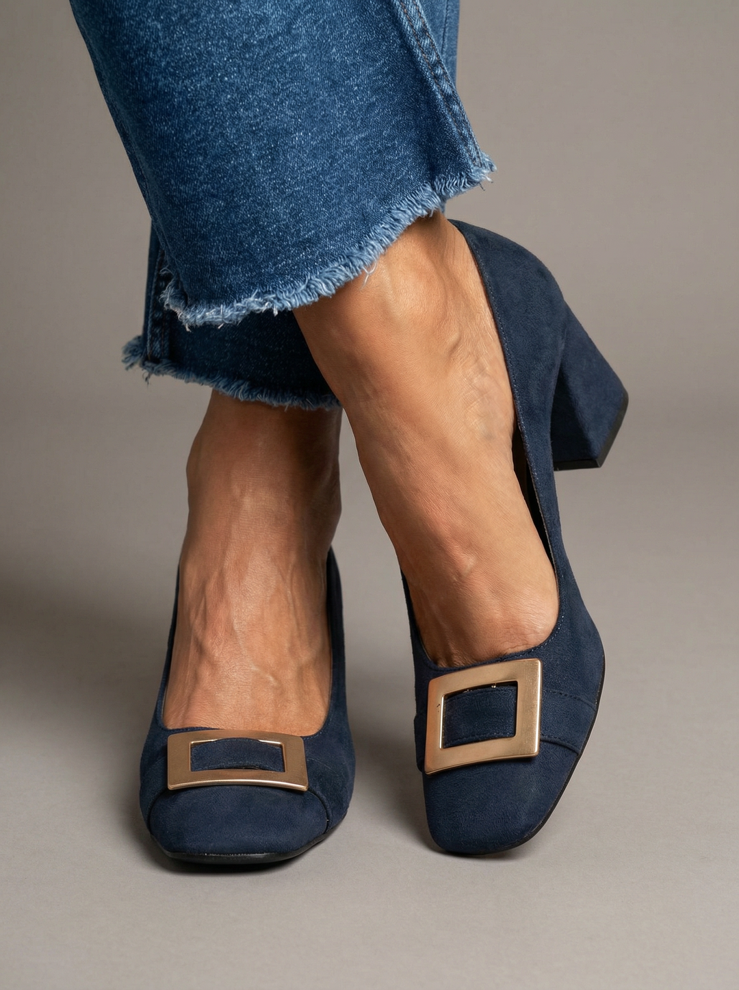 Inês | Zapatos de Ante con Hebilla Dorada
